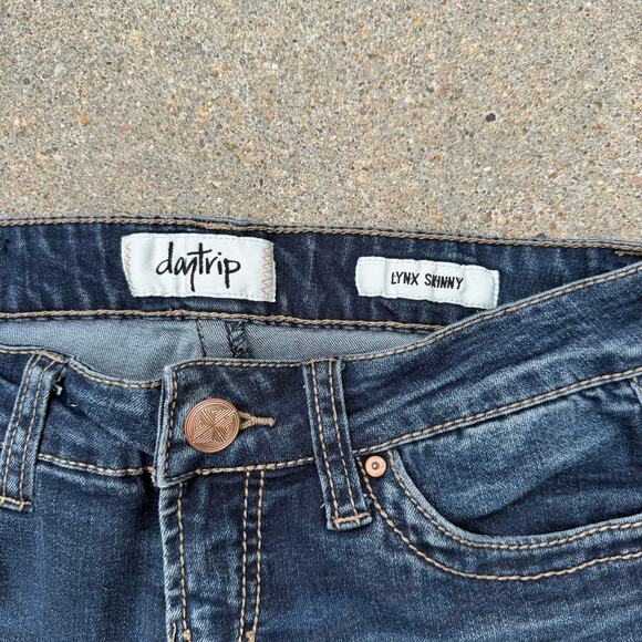 Daytrip Lynx Skinny Jeans Distressed Front Stretch 26R - Picture 3 of 9